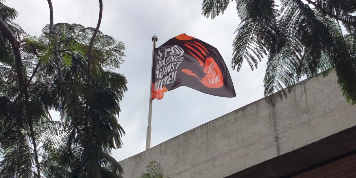 Artigo internacional (recorte de jornal)